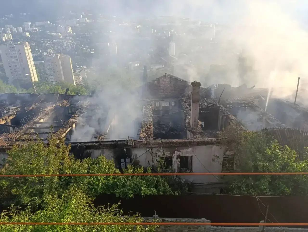 В Ялте при пожаре в жилом доме погибли три человека, их личности устанавливают
