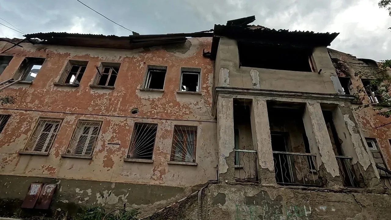В Ялте потушили крупный пожар в аварийном жилом доме, где погибли три человека