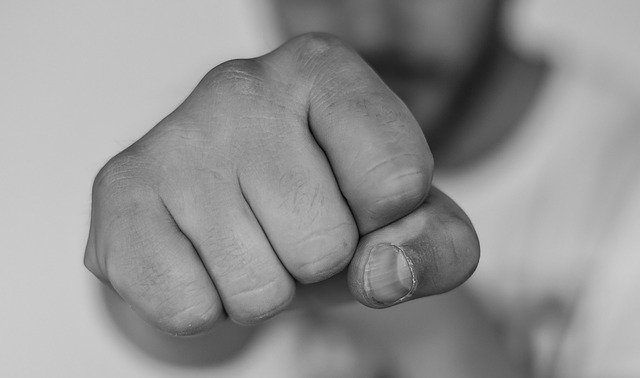 В Севастополе мужчина ударил подростка в троллейбусе, возбуждено уголовное дело