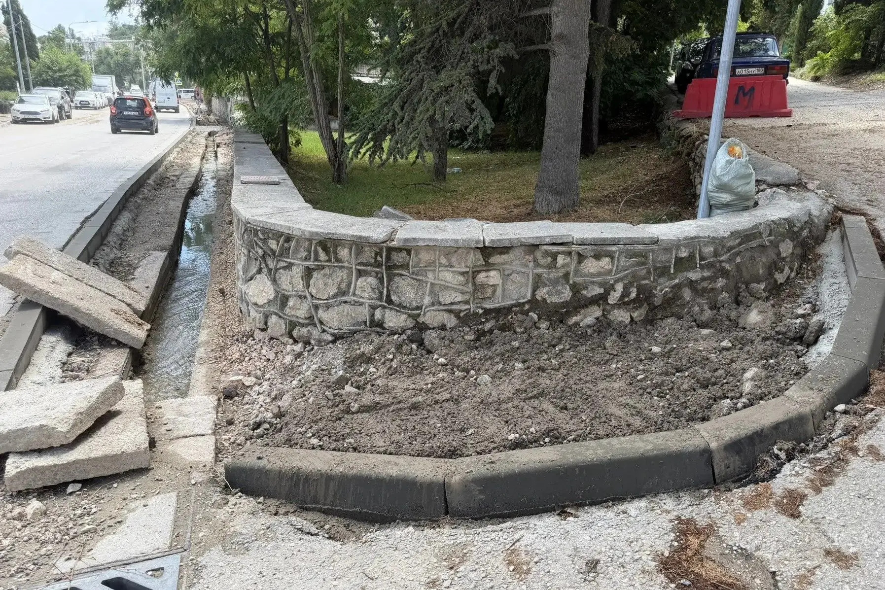 На улице Новикова в Севастополе приводят в порядок проблемный тротуар после жалоб жителей