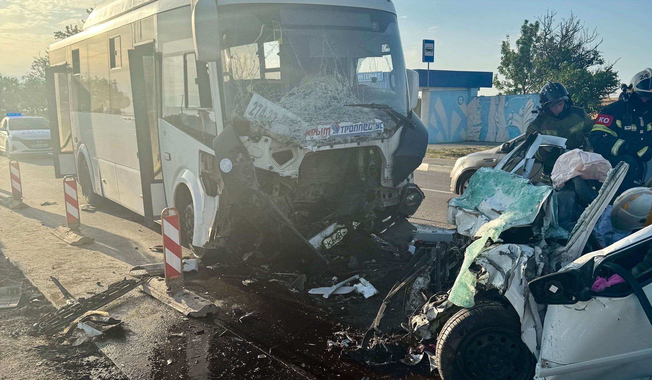 При столкновении автобуса в Крыму погибли водитель и двое детей