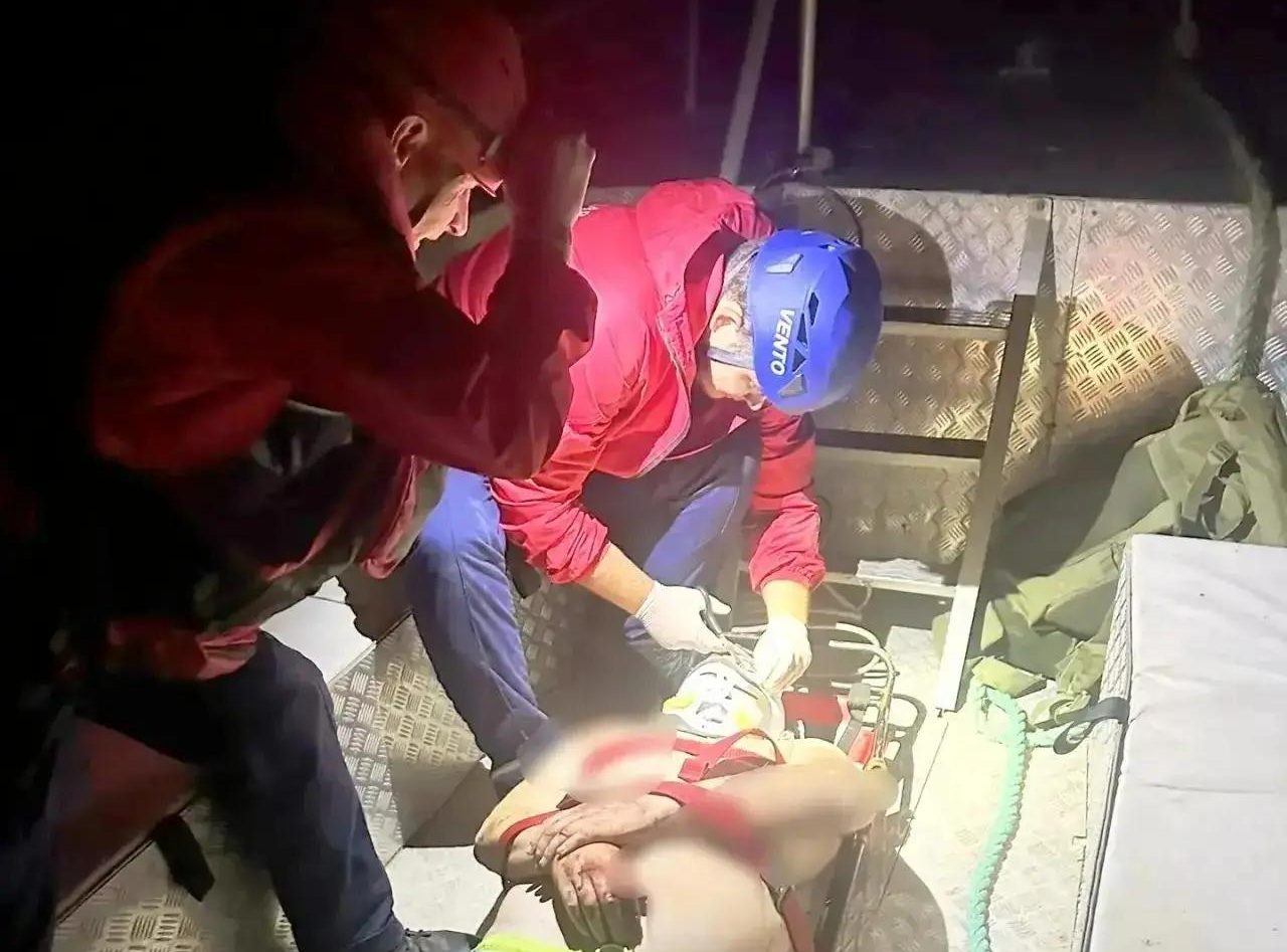 В Севастополе спасатели эвакуировали мужчину, сорвавшегося с высоты 15 метров