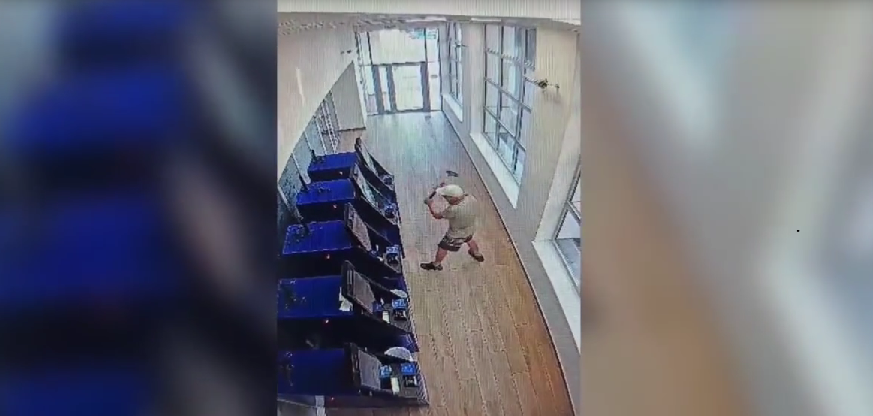 В Крыму мужчина разбил кувалдой шесть банкоматов (видео)