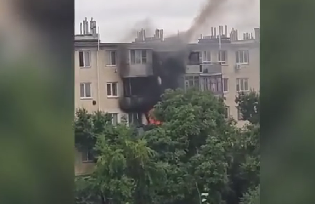 В Крыму сотрудник полиции вынес на руках из горящей квартиры пожилого мужчину
