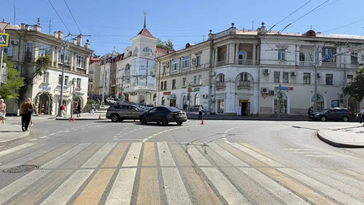 В центре Севастополя на перекрестке столкнулись две иномарки