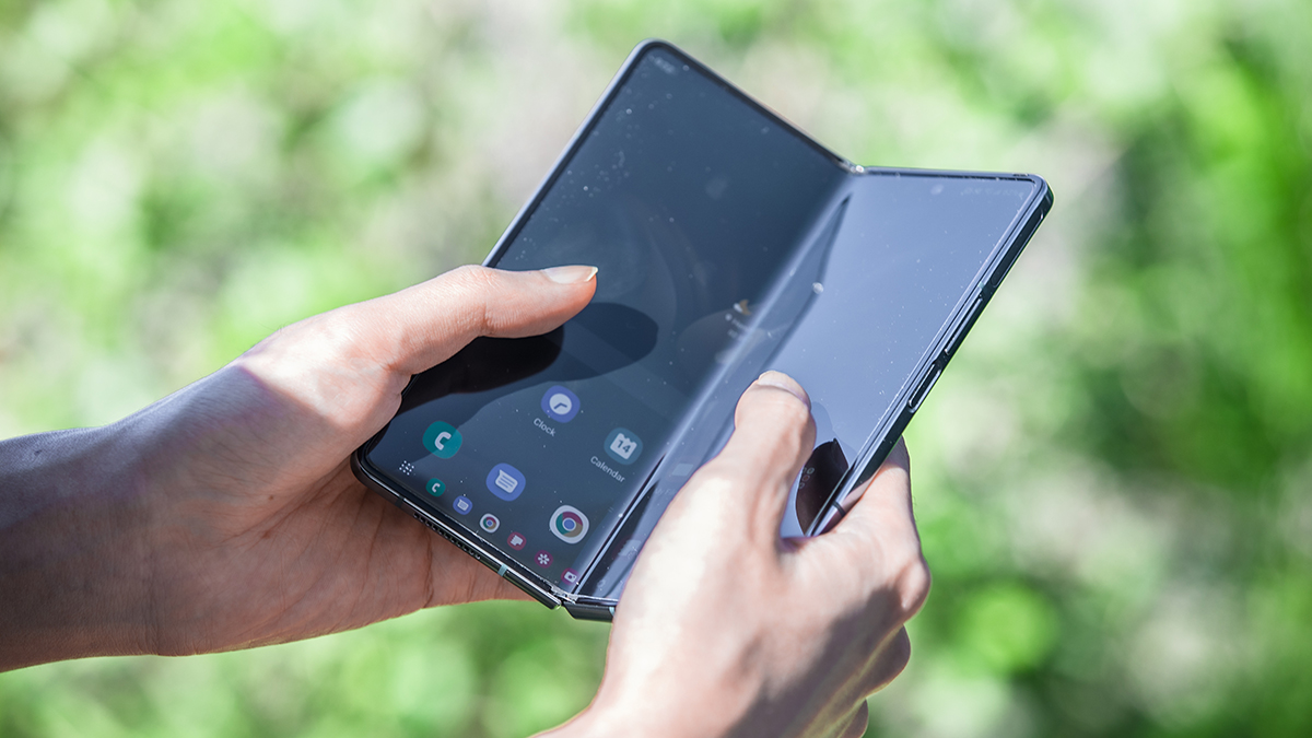 Спрос на раскладные смартфоны вырос в полтора раза из-за их удешевления на 40%