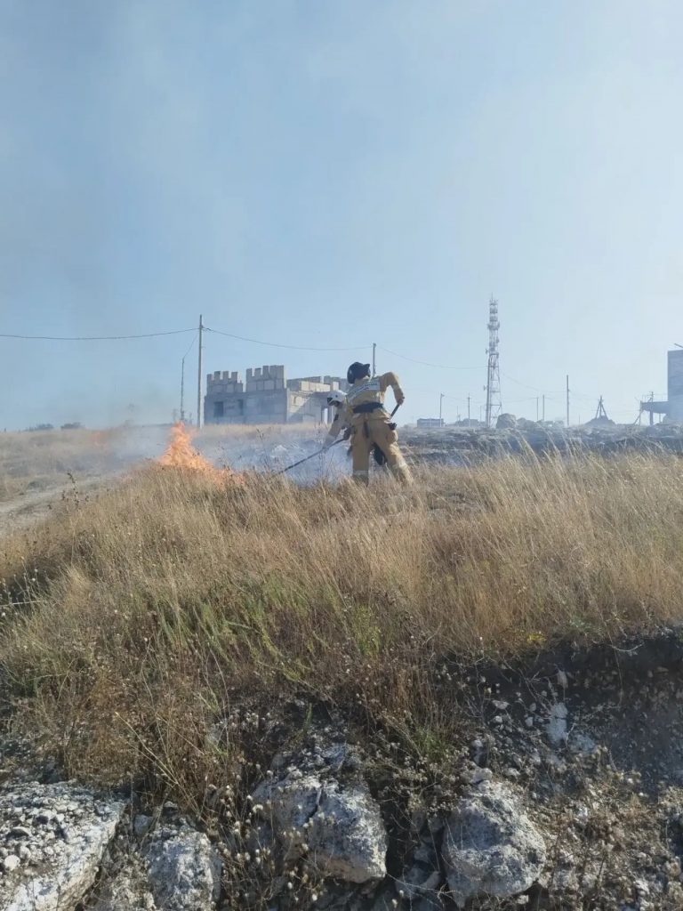 В Щелкино на востоке Крыма спасатели тушили ландшафтный пожар - Форпост Севастополь