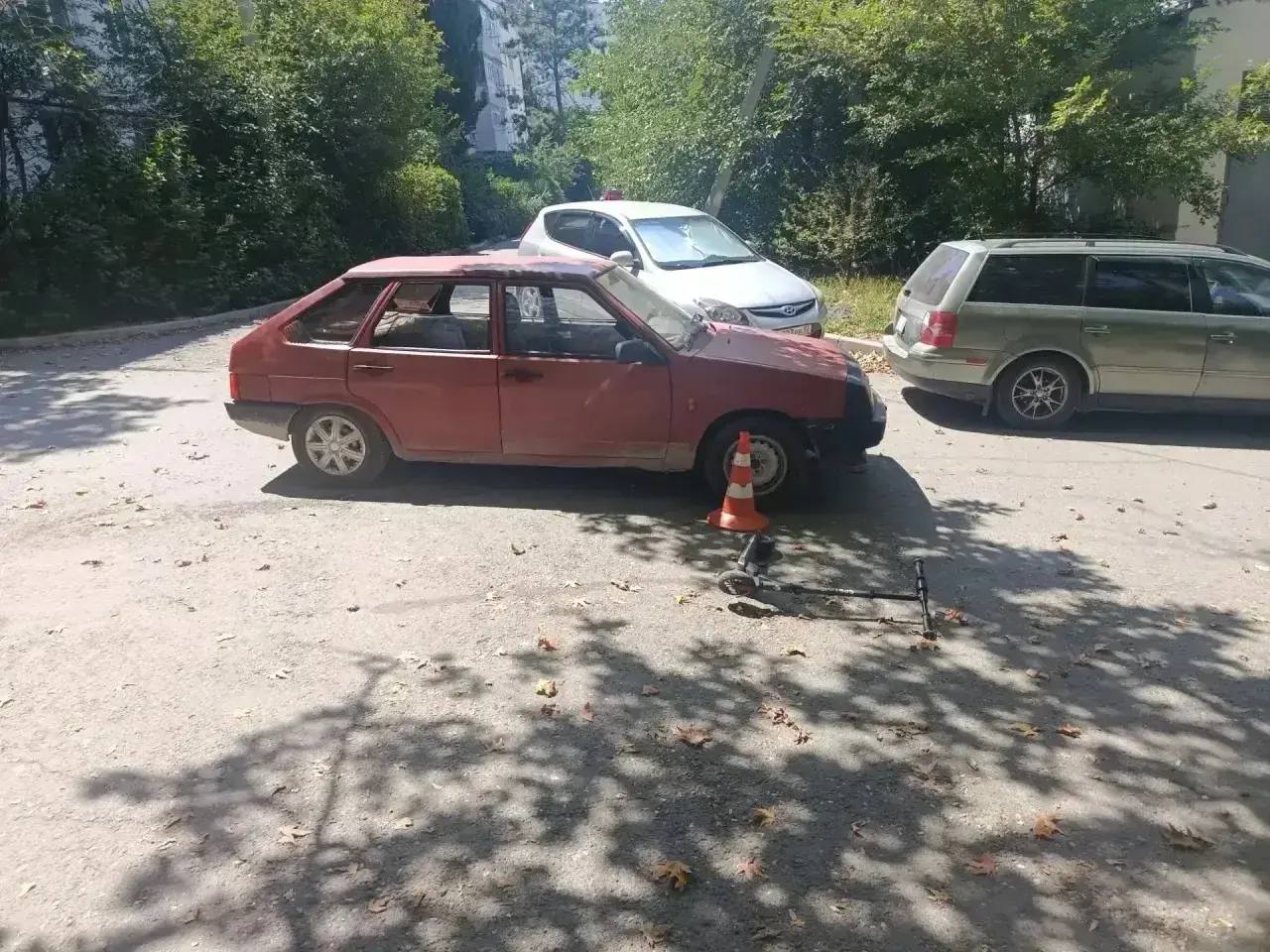 В Севастополе легковушка сбила ребенка на электросамокате во дворе дома
