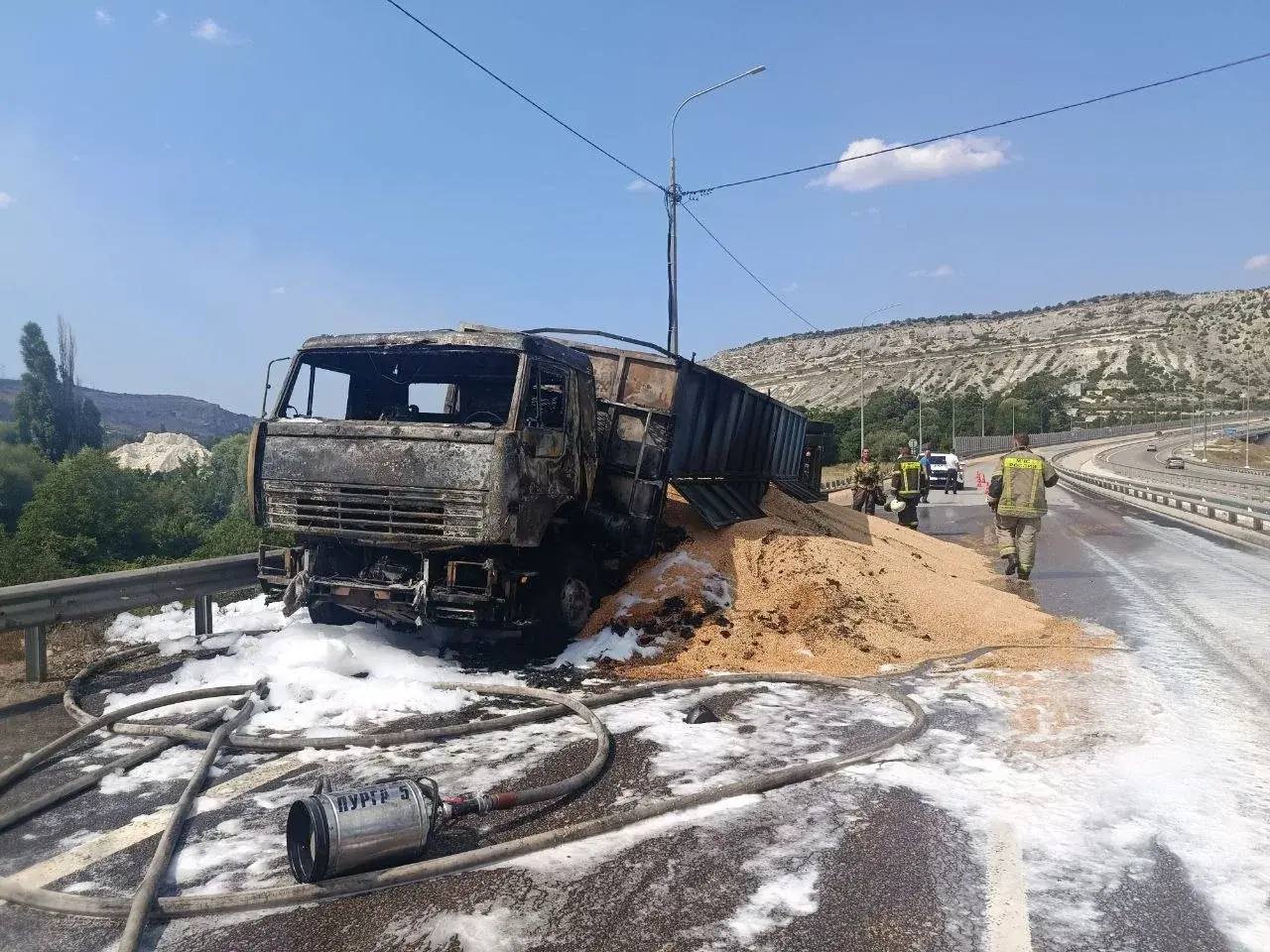 На подъезде к Севастополю загорелся грузовик, перевозивший зерно