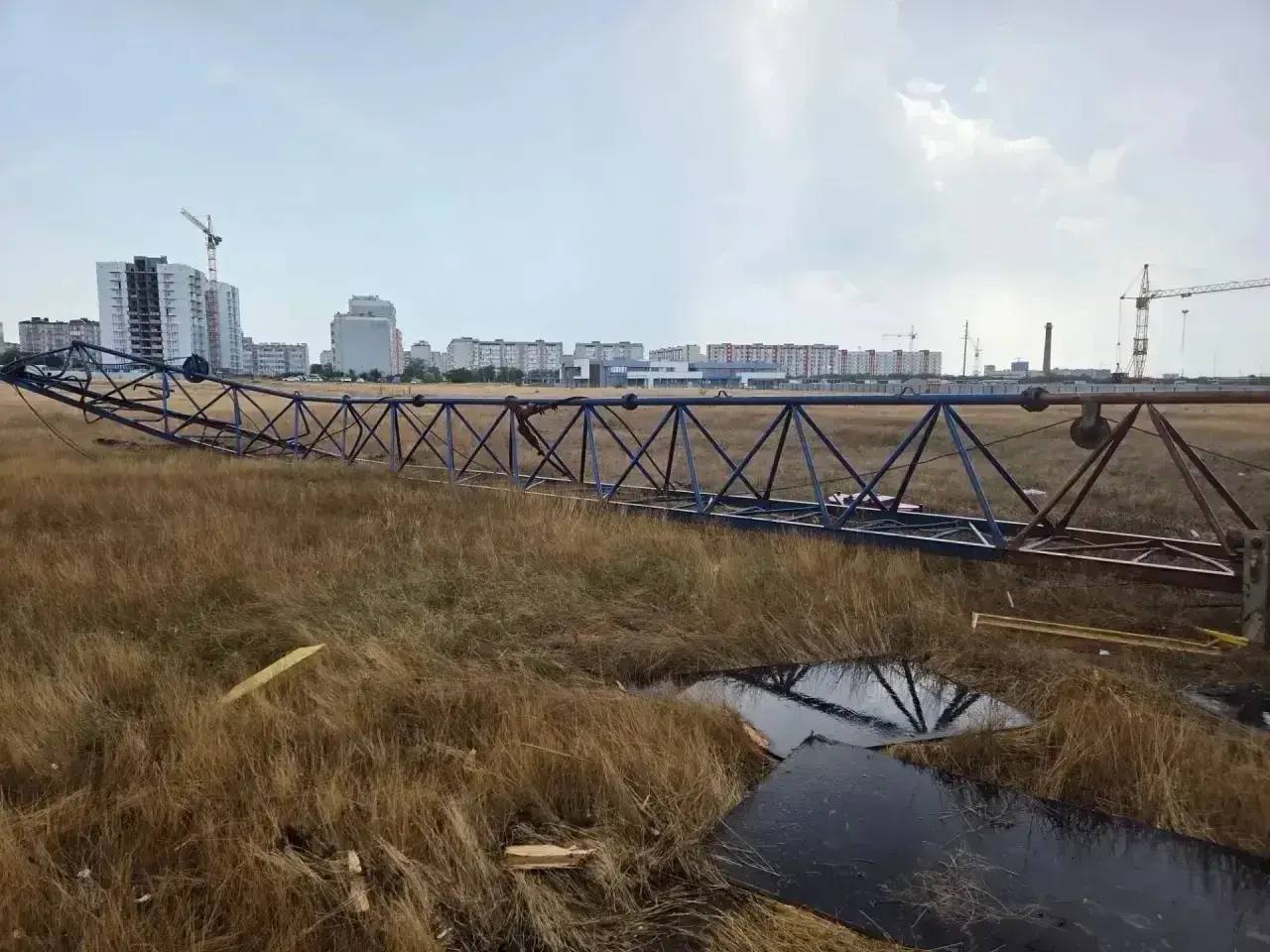В Евпатории на стройплощадке упал башенный кран, пострадала крановщица