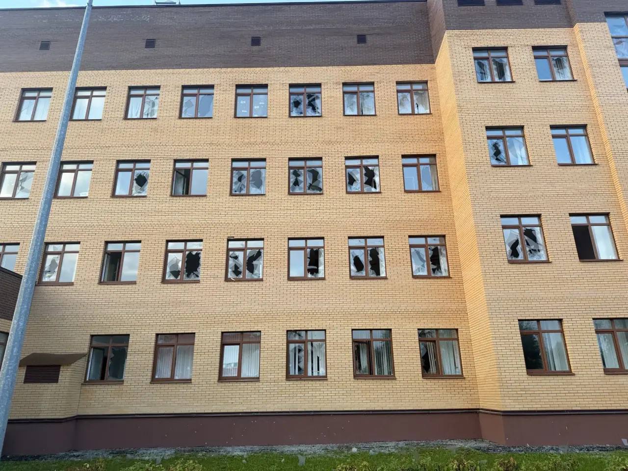 В Подмосковье беспилотник попал в «Магнит», взрывной волной повреждена поликлиника
