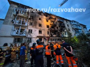 Повреждён жилой дом, детский сад и автомобили: в Севастополе беспилотник попал в многоэтажку