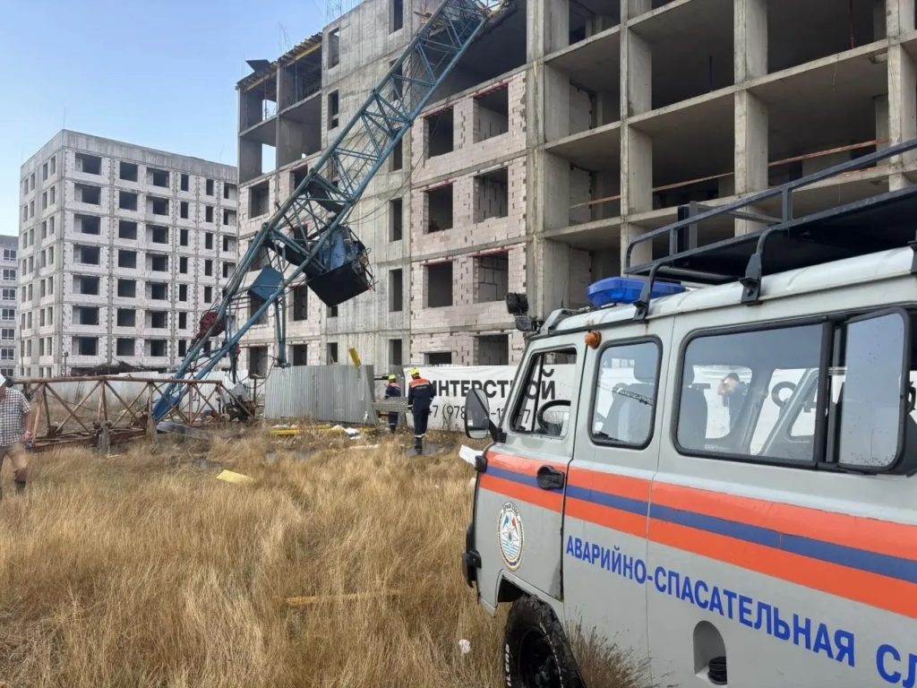 В Евпатории на стройплощадке упал башенный кран, пострадала крановщица
