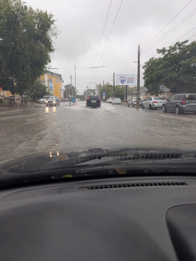 Дороги ушли под воду: на Севастополь обрушился мощный ливень (фото) - Форпост Севастополь