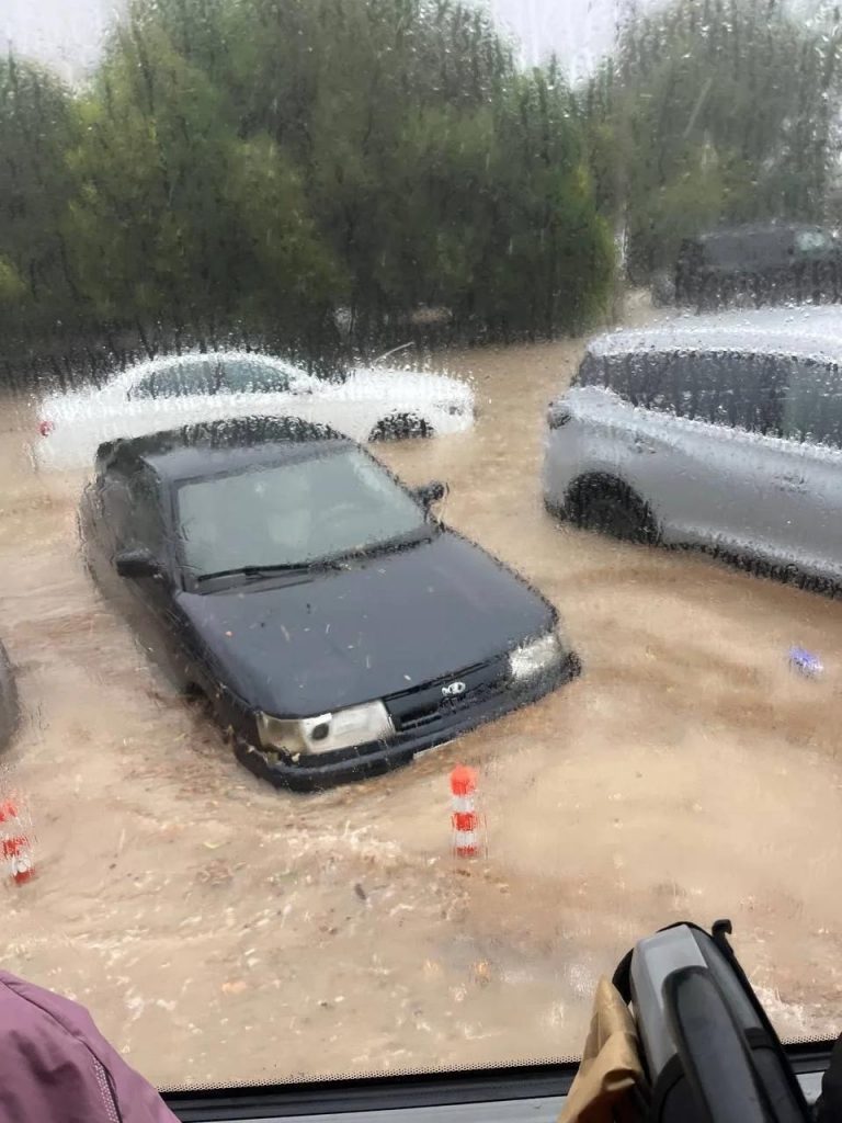 Дороги ушли под воду: на Севастополь обрушился мощный ливень (фото) - Форпост Севастополь — фото 5