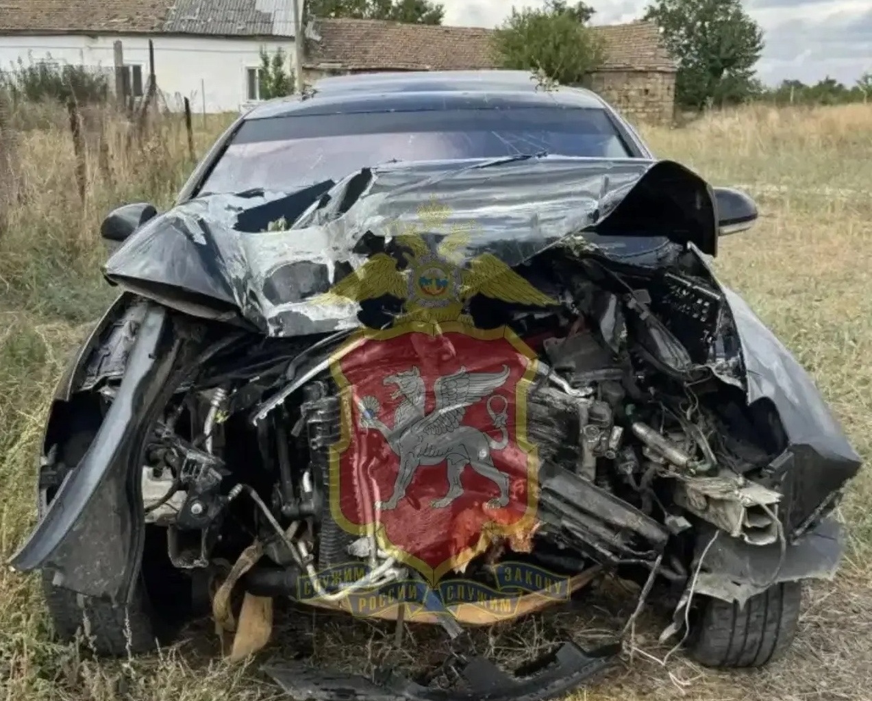 В Крыму несовершеннолетний на иномарке влетел в дерево, пострадали два человека