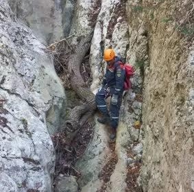 В Крыму турист застрял во время спуска по ущелью на скале над 56-метровым водопадом - Форпост Севастополь