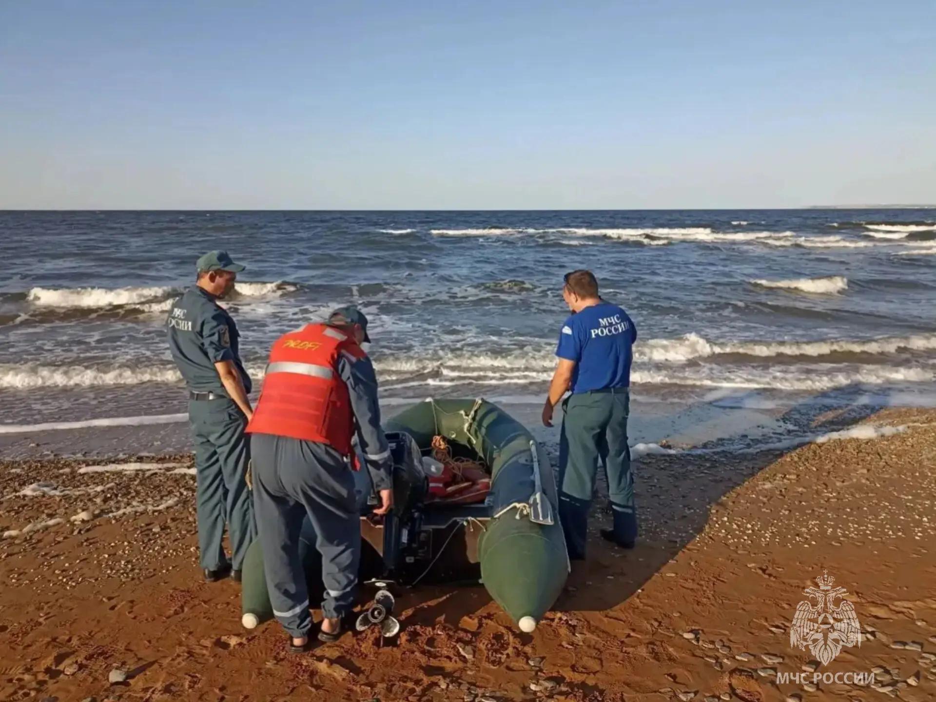 В Крыму унесло в море купающихся в шторм мужчин: двое погибли, одного ищут