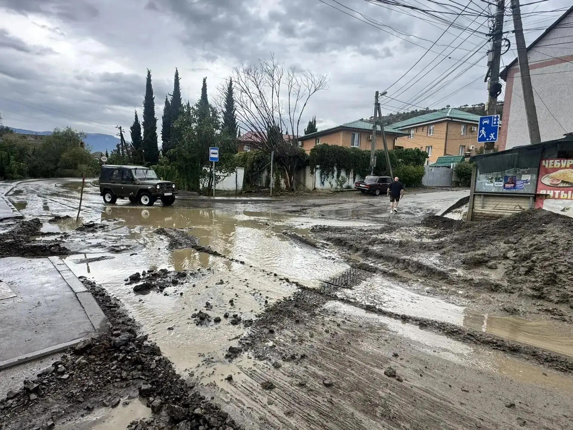 Дороги Крыма расчистили после шторма, зафиксированы подтопления