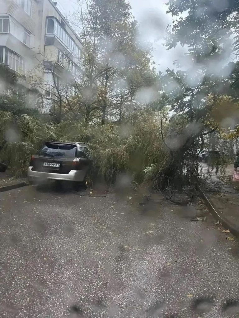 Дороги ушли под воду: на Севастополь обрушился мощный ливень (фото) - Форпост Севастополь — фото 3