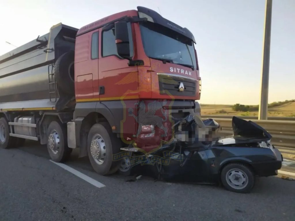 Грузовик влетел в стоящую легковушку в Крыму: двое погибли, ранен ребенок - Форпост Севастополь