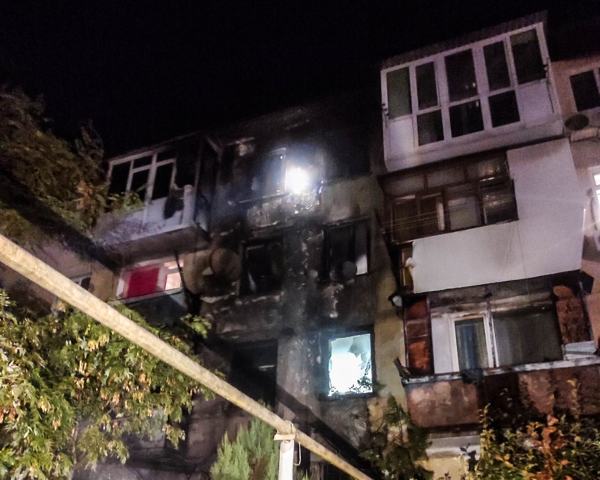 На пожаре в многоквартирном доме в Севастополе спасли 12 человек, еще 20 эвакуировали