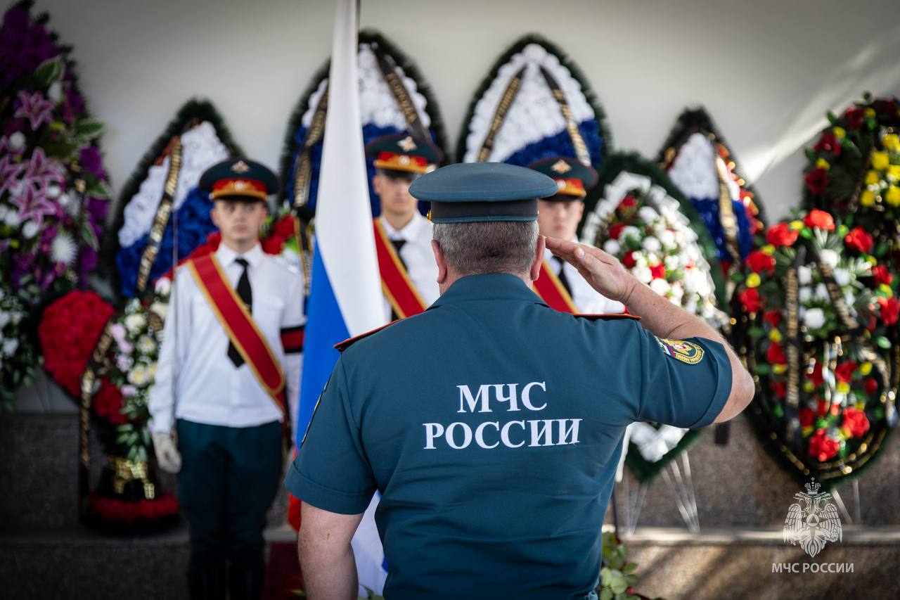 В Севастополе простились с погибшими при исполнении долга пиротехниками МЧС
