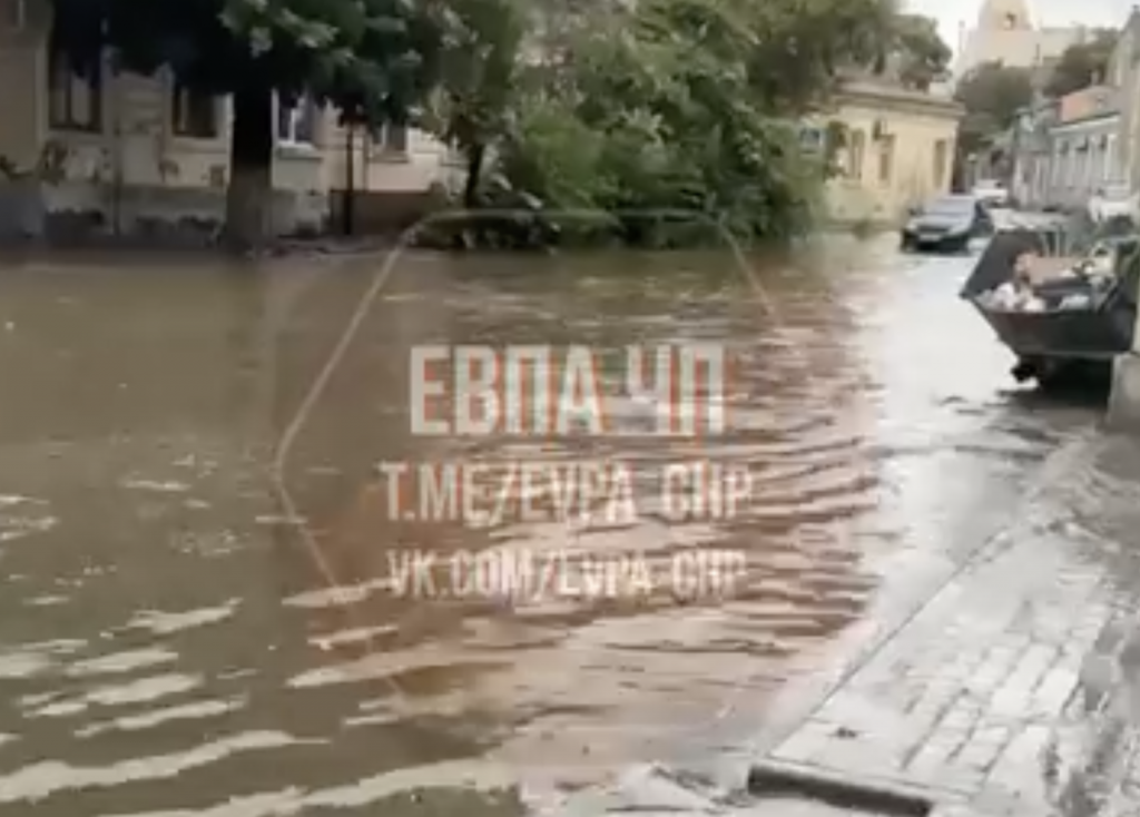 Улицы Евпатории ушли под воду из-за мощного ливня - Форпост Севастополь
