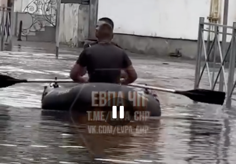 Улицы Евпатории ушли под воду из-за мощного ливня