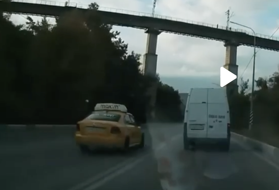 В Севастополе привлекли к ответственности водителя такси за опасный выезд на встречку