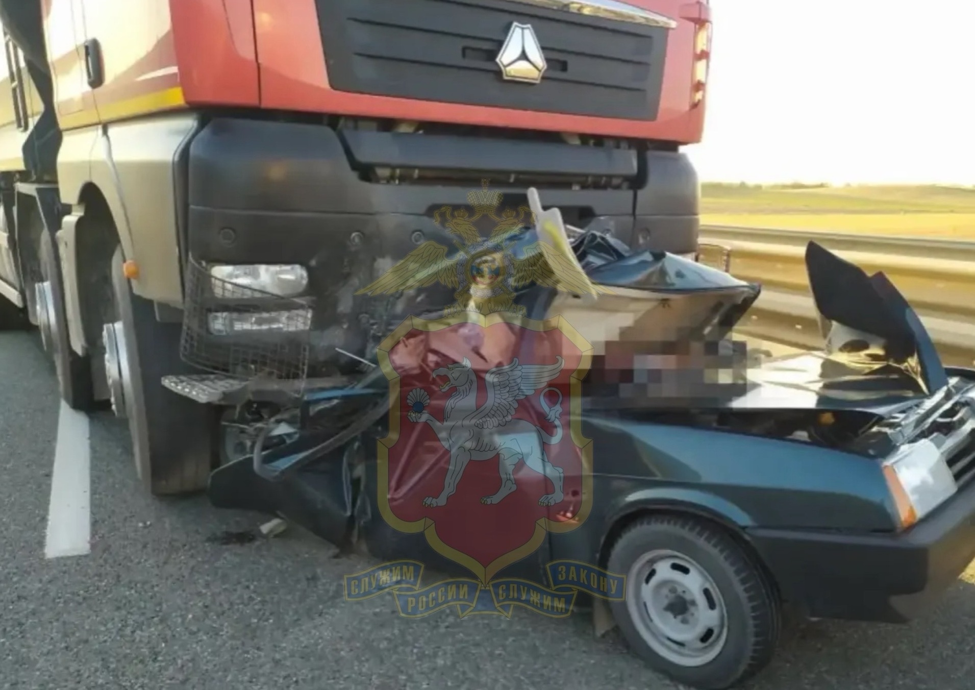 Грузовик влетел в стоящую легковушку в Крыму: двое погибли, ранен ребенок