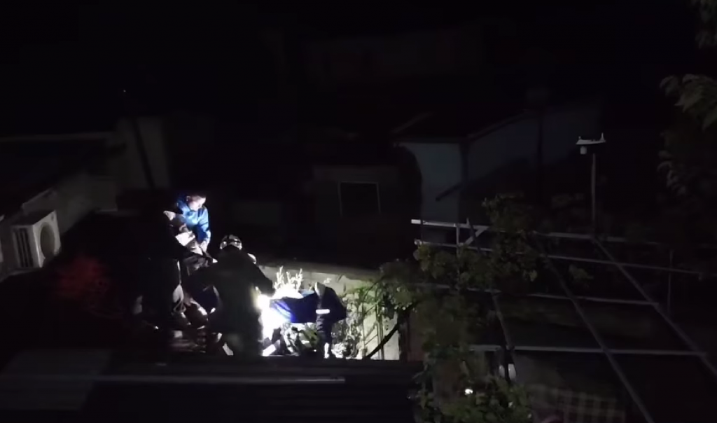 В подтопленном Кореизе местного жителя эвакуировали через крышу, чтобы передать "скорой" (видео)