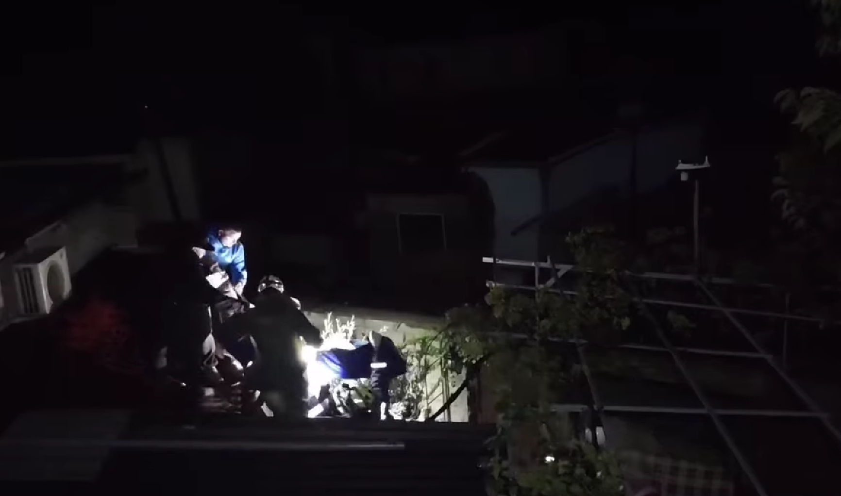 В подтопленном Кореизе местного жителя эвакуировали через крышу, чтобы передать «скорой» (видео)