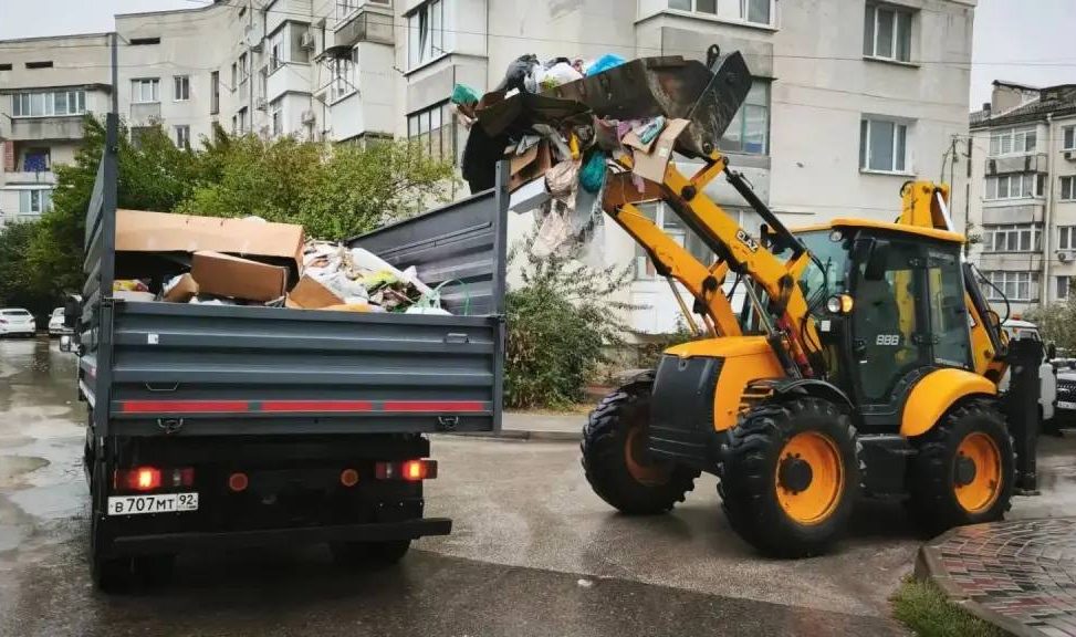 В Севастополе за день вывезли более 370 тонн мусора после жалоб местных жителей