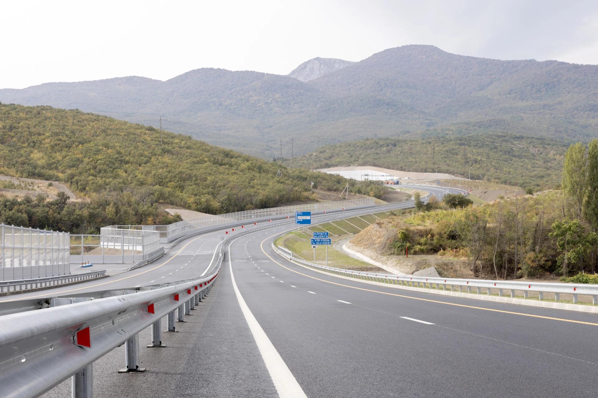 С мостом через реку и виадуком: в Крыму открыли автодорогу в объезд Алушты