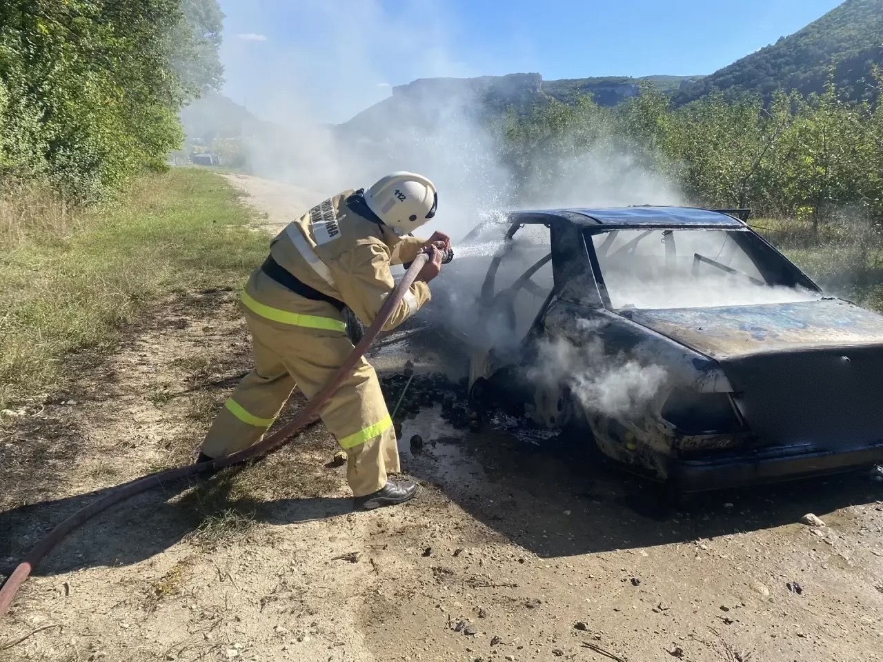 В районе базы отдыха в Бахчисарайском районе сгорел Mercedes