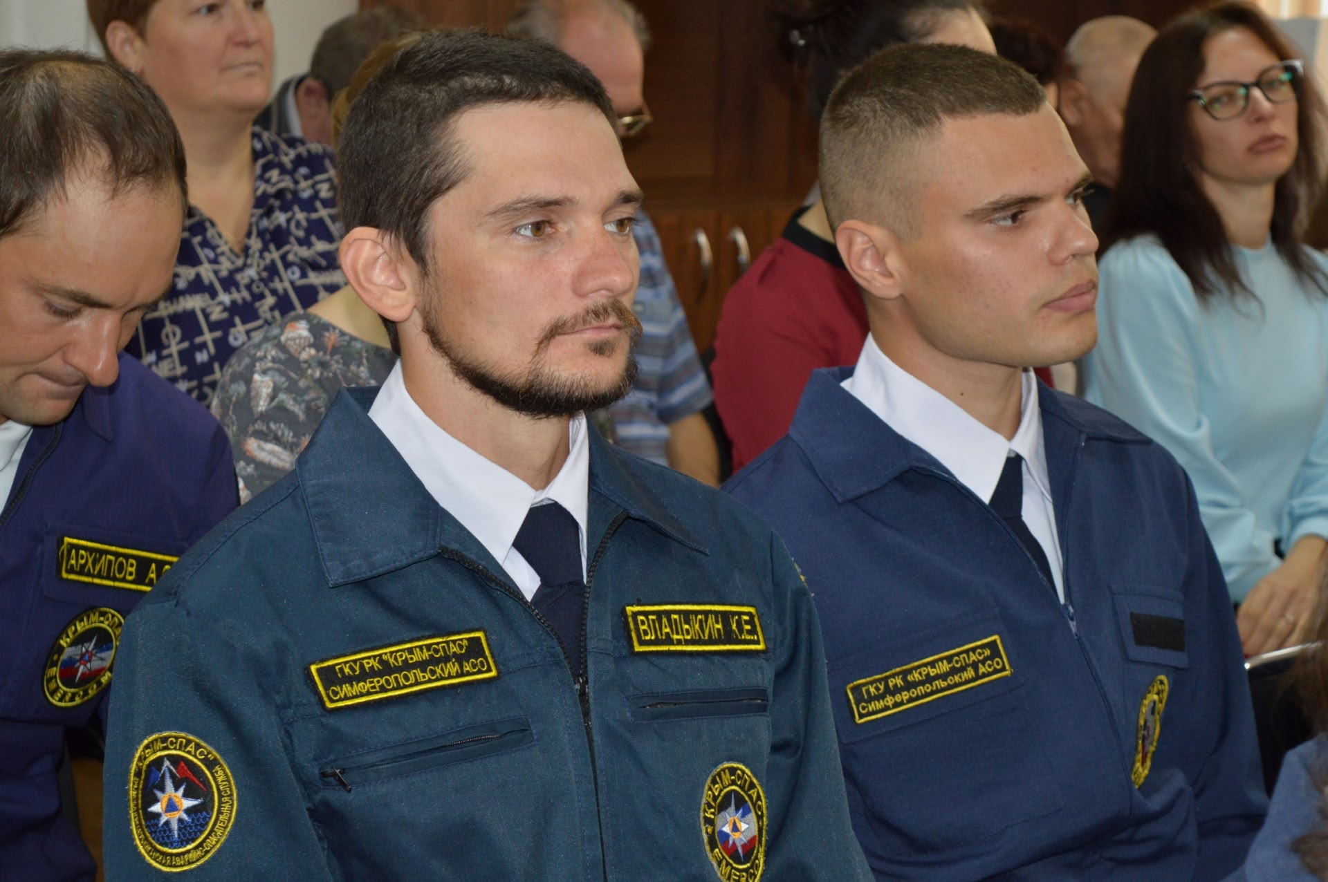 Шестерых сотрудников отряда "КРЫМ-СПАС" наградили за спасение туристов, заблокированных в Красной пещере