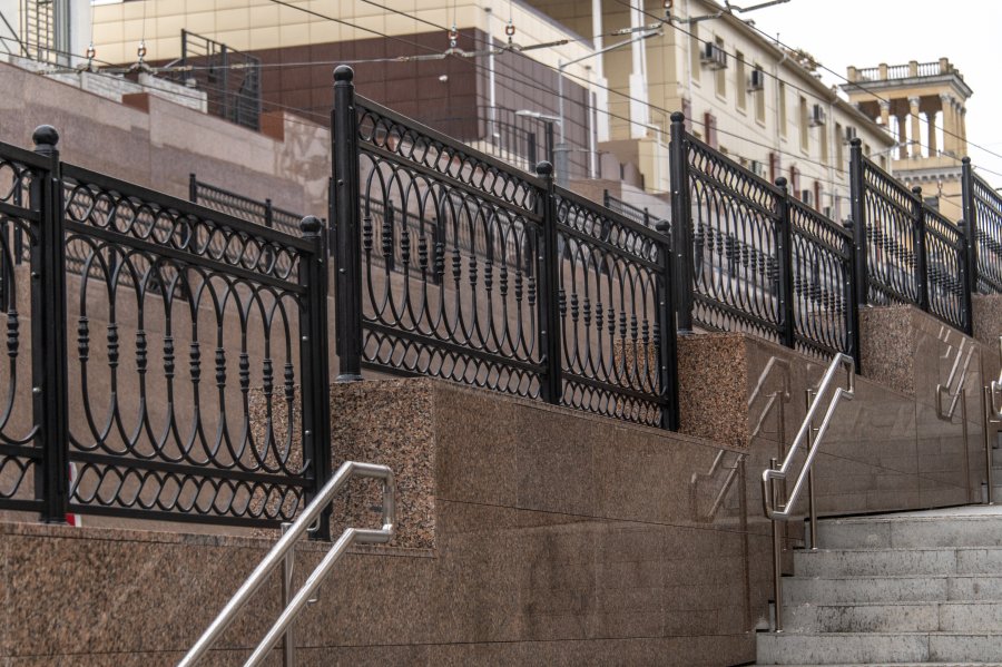 В Севастополе на улице Адмирала Октябрьского полностью завершили ремонт спуска и подпорных стен