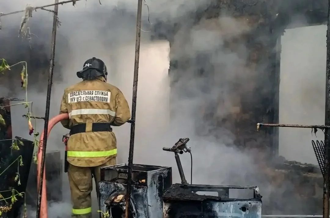 Пожарные ликвидировали возгорание хозпостройки в Севастополе