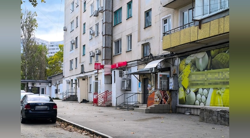После вмешательства прокуратуры с фасада жилого дома в Севастополе убрали незаконные кондиционеры и вывески